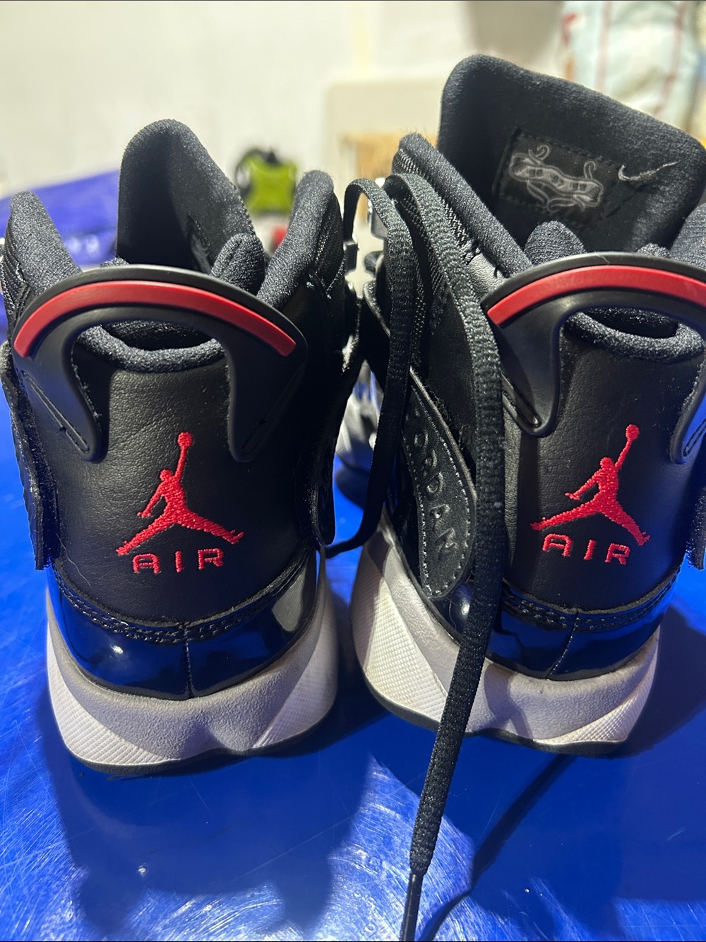 Kids' JORDAN Black and Red Basketball Shoes, size 7Y - Picture 3 of 4
